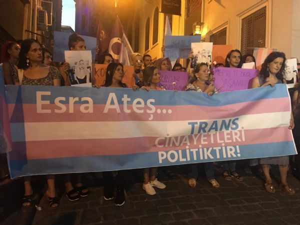 Haber | İstanbul Beyoğlu’nda oturduğu apartmanın girişinde boğazı kesilerek öldürülen trans kadın Esra Ateş’in katili 25 yıl hapis cezasına çarptırıldı.