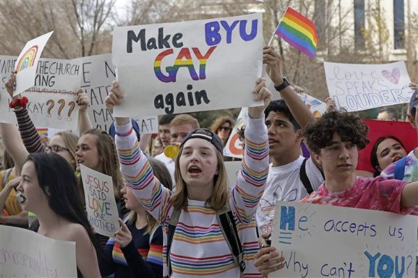 Haber | Homofobik Olmadığını Söyleyip Öğrencilerini Kandıran Okul, Binlerce Öğrencisi Tarafından Protesto Edildi!