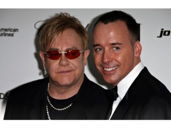 Haber | Elton John, Gney Afrikal ocuk Evlat Ediniyor